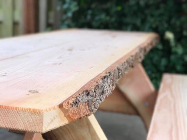 Een mooie boomstamtafel met schors van Douglashout