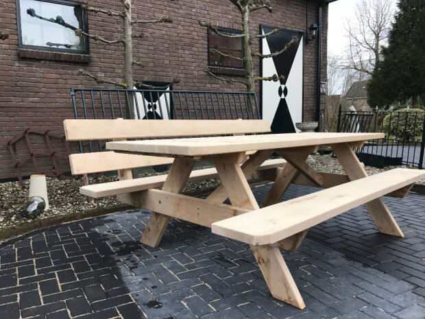 houten picknicktafel met leuning