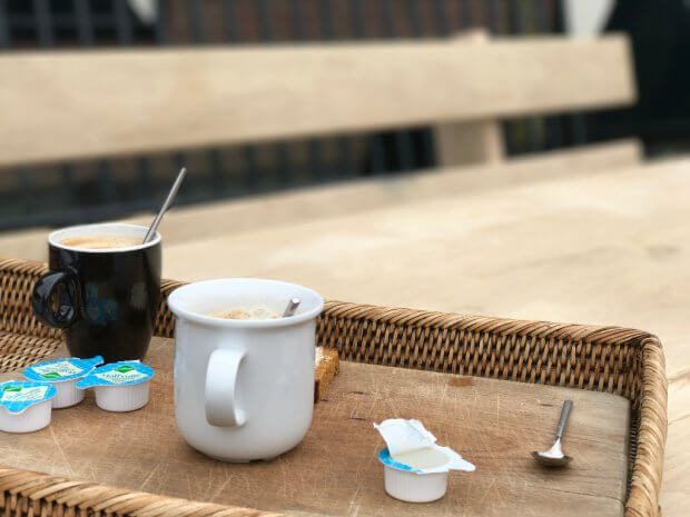 koffie aan picknicktafel met leuning