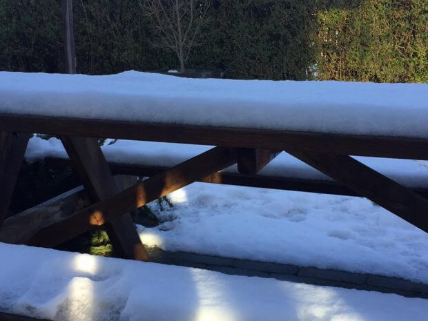 eiken picknicktafel buiten staan