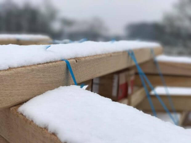 eiken picknicktafel sneeuw