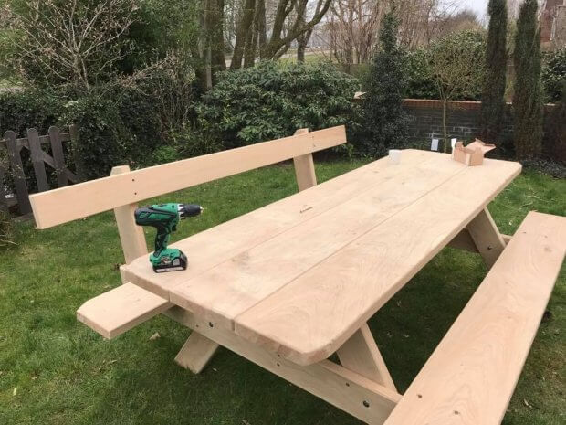 picknicktafel met leuning monteren
