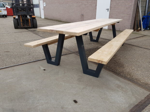 Tafel met stalen frame