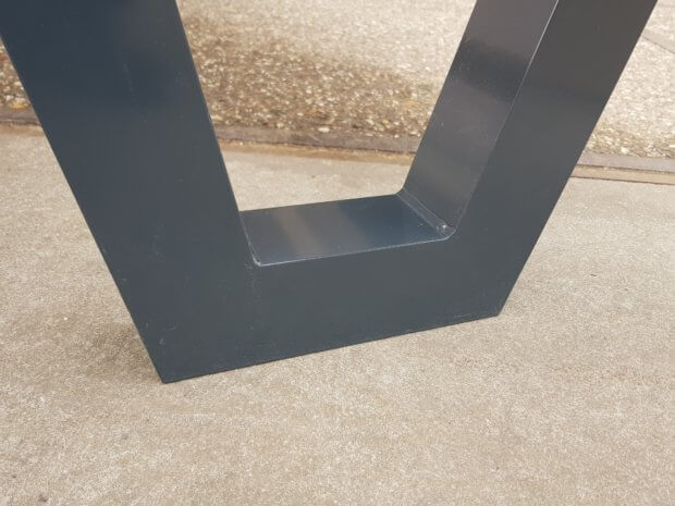 Tafel met stalen frame