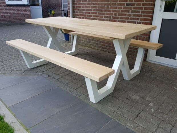 Tafel met stalen frame