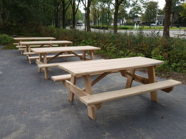 Serie houten picknicktafels
